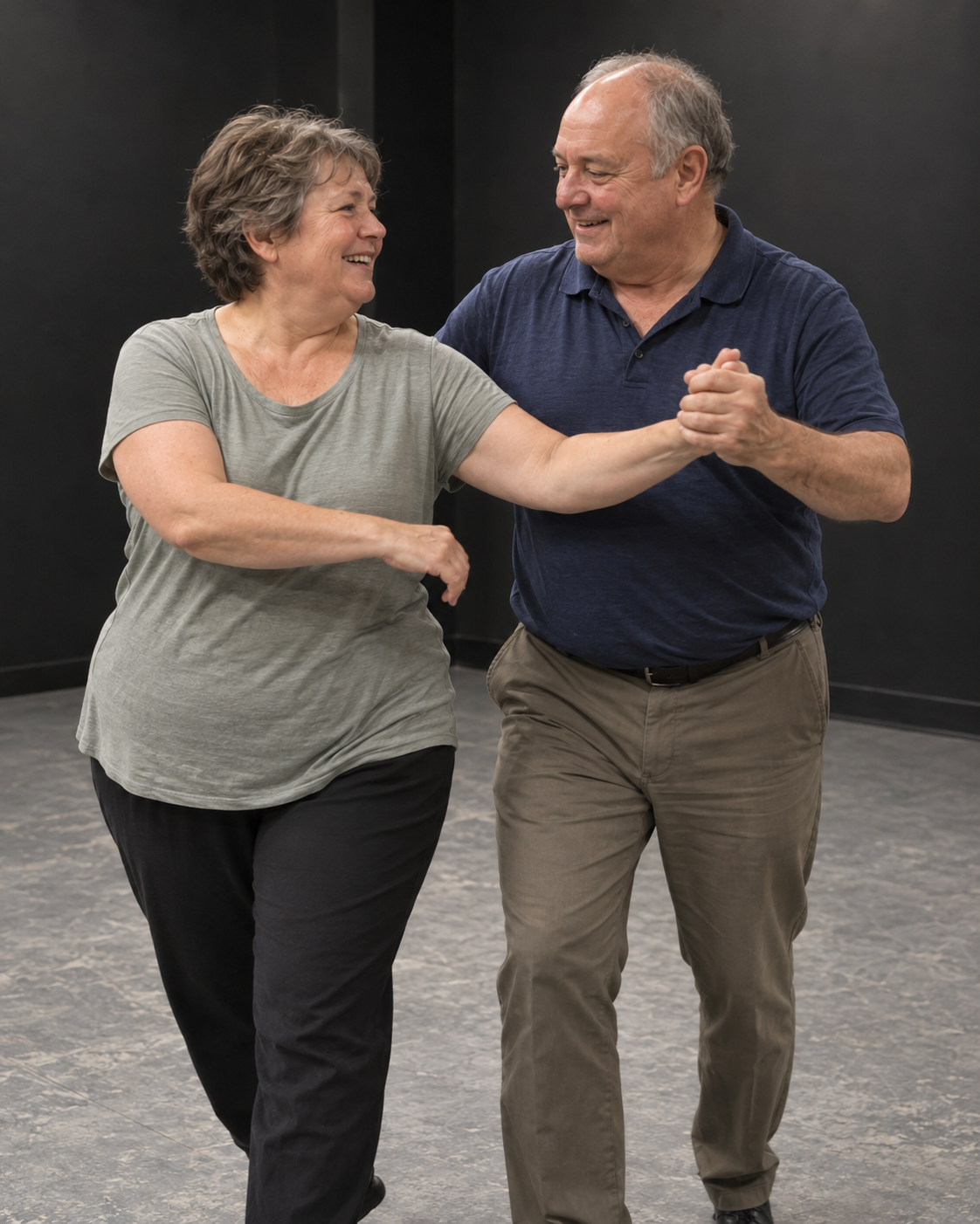 Pareja senior practicando salsa